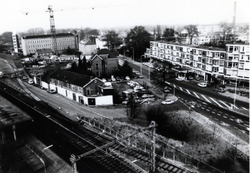 Hengelosestraat 32 T.h.v. garage Kokkeler met vergezicht in westelijke richting richting kantoor belastingdienst 1975.jpg