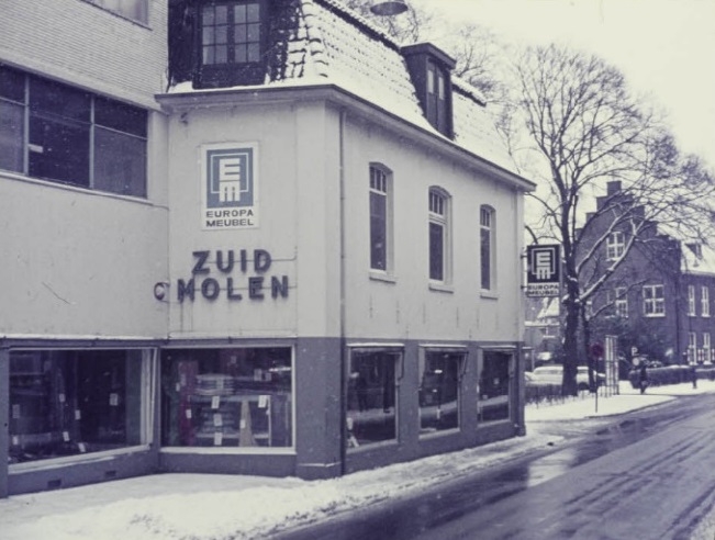 Haaksbergerstraat 31 Meubelwinkel Zuidmolen met rechts een deel van het politiebureau in de winter sneeuw. 18-2-1970.jpg