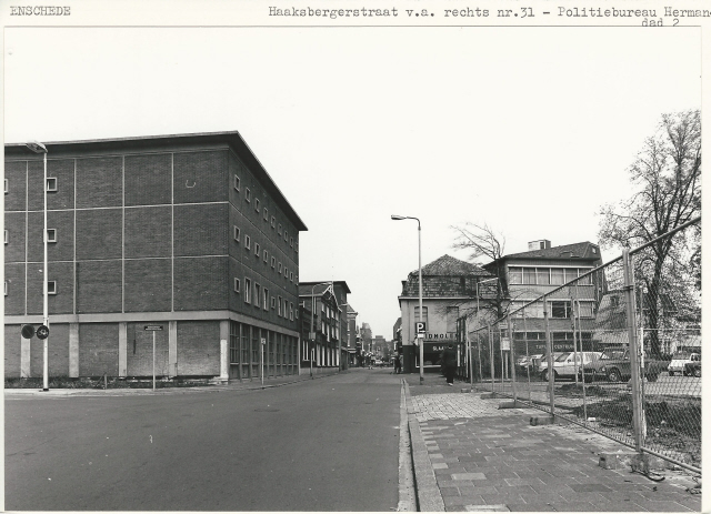 Haaksbergerstraat 31 rechts woninginrichting De Zuidmolen. Links de textielfabriek De Nijverheid en de ingang naar de Hermandad 8-5-1980.jpeg