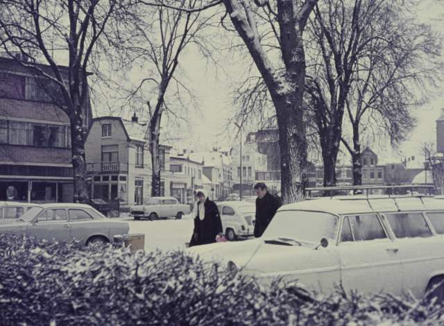 Haaksbergerstraat 31 Parkeerterein op de plaats van vroegere gemeentelijk lyceum in de winter  sneeuw. Links pand de Zuidmolen 18-2-1970.jpeg
