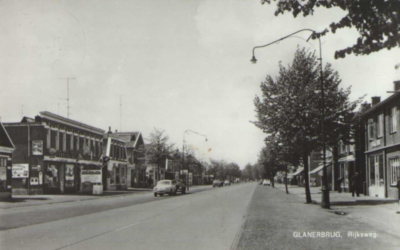 Rijksweg 103-105 Glanerbrug links later Gronausestraat 1120 Centra zelfbediening Boter en Kaas 1967.jpg