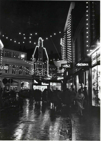 Haverstraat 10-12 Haverstraat verlichte winkelstraat met rechts de winkels van Resink en H.B.Z dec. 1950.jpeg