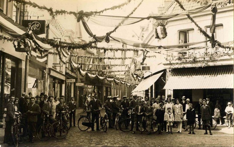 Haverstraat 27 Feestcomité Haverstraat ter gelegenheid van koninklijk bezoek . Stolker. Kofa 2-9-1929.jpg