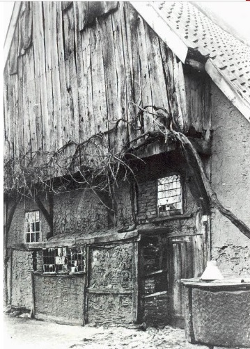 Weustinkweg Boerderij Het Weustink in buurtschap Broekheurne. detail van een vakwerkboerderij met leemmuur en waterput. De boerderij is in 1912 afgebroken. 1911.jpg