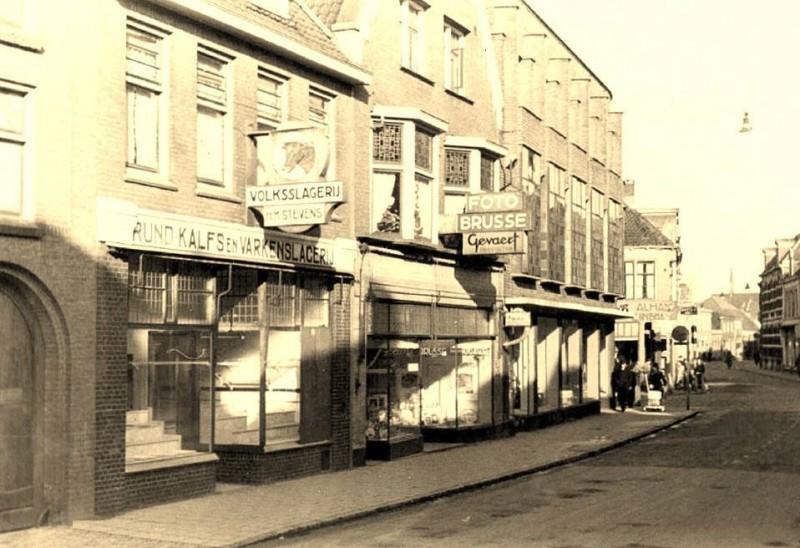 Kalanderstraat 4a foto Brusse slagerij Stevens vroeger Weijel. feb. 1944.jpg
