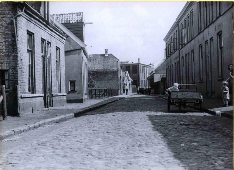 Hengelosedwarsstraat ook genaamd Tuk richting Deurningerstraat linksachter Lonneker Melkinrichting 1943.jpg