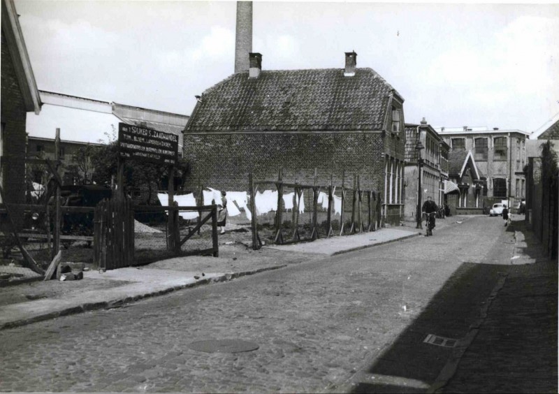 Hengelosedwarsstraat 39 ook genaamd 'n Tuk, in de richting van de Deurningerstraat met links zaadhandel Van 't Spijker. mei 1954.jpg