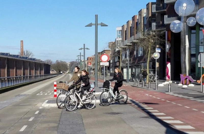 Lonnekerspoorlaan-fietsers.jpg