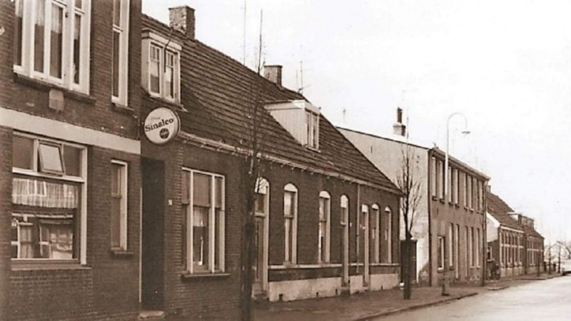 Veldstraat 23 Glanerbrug cafe Muller  links1967.jpg