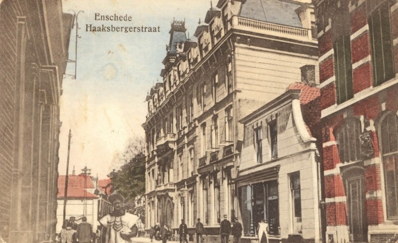 Haaksbergerstraat 1-3 Hotel De Graaff en winkel Rokker 1902.jpg