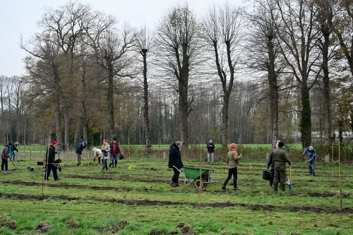 Landgoed Het Wageler aanleg van het voedselbos door veel vrijwilligers 3-12-2022.jpg