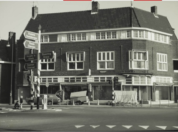 Ripperdastraat 2-2A -2B. hoek Haaksbergerstraat winkel 't Hoen. 8-9-1971.jpg