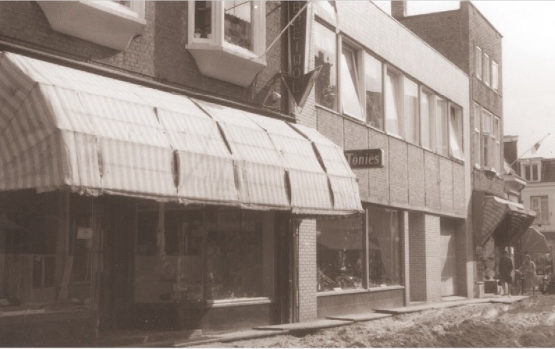 Burgemeesterstraat 14-16 Winkelpanden Leferink en Tönies 1967.jpg