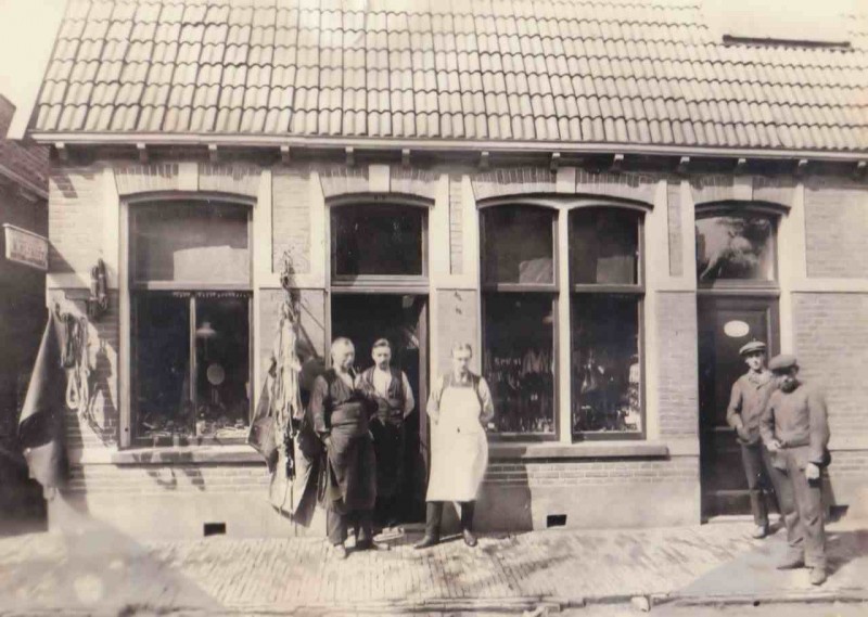 Schoolstraat 56 hoek Ekersdijk Glanerbrug lederzaak Nijhof.jpg