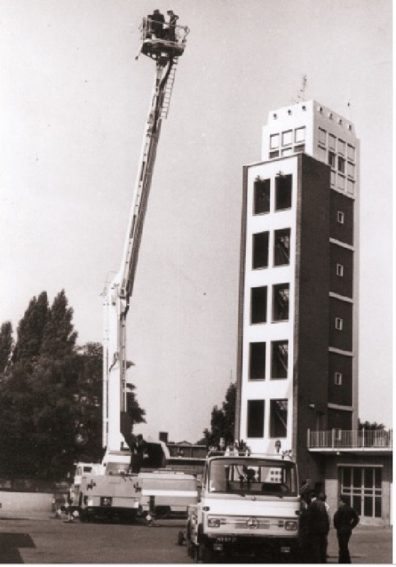 Hengelosestraat 77 Brandweerkazerne Slangendroogtoren met hoogwerker.jpg