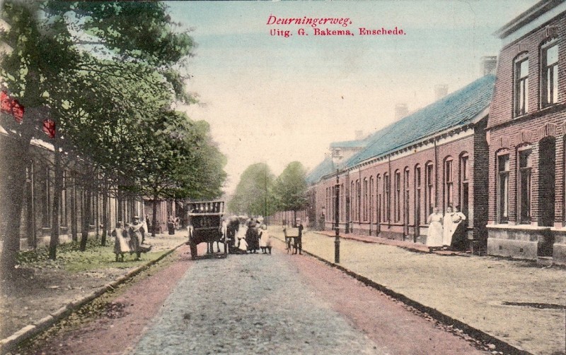Deurningerstraat 175-177 rechts vroeger Deurningerweg In zuidelijke richting. 1905.jpg