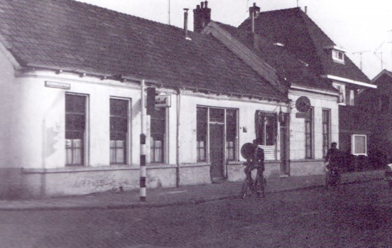 Deurningerstraat 180-182 hoek Roomweg cafe Brandwijk 1960.jpg