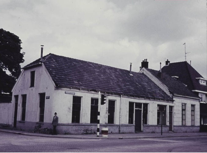 Deurningerstraat 180-182 hoek Roomweg Café Brinkers later Brandwijk. 4-6-1969.jpg