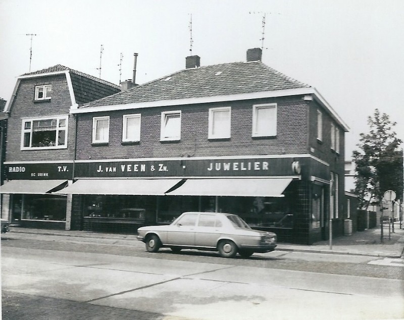 Gronausestraat 1203 vroeger Rijksweg 120 Glanerbrug juwelier J. van Veen & Zn..jpg