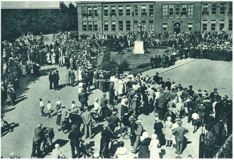 Ariensplein 3 voor hogere textielschool  standbeeld onthuld van mgr. Dr. Alphons Ariëns 1934.jpg