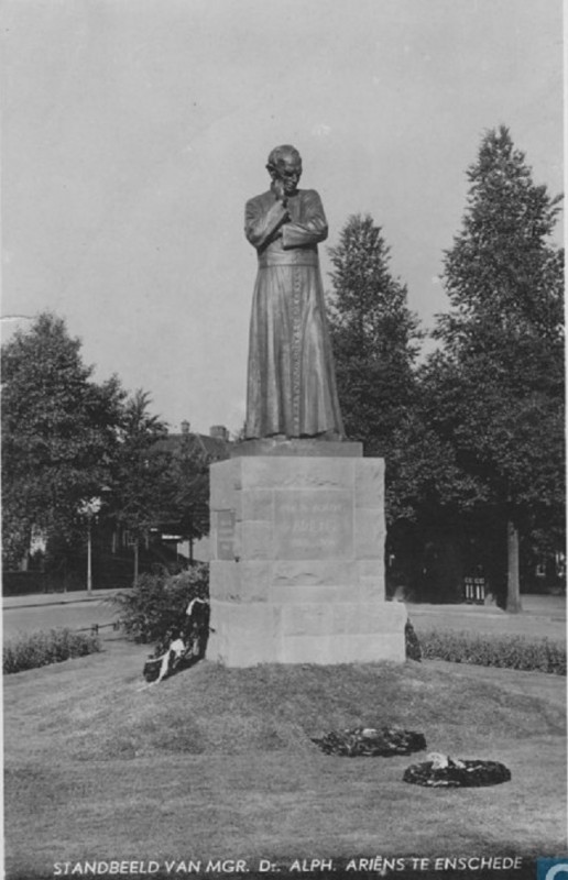 De Ruyterplein 1 later Ariensplein 1 standbeeld Alphons Ariens.JPG