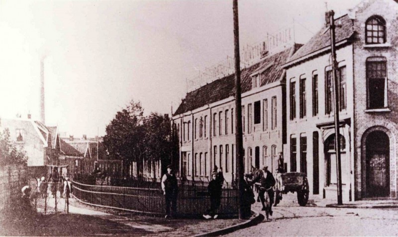 Molenstraat 77-85 In midden Joodse begraafplaats, rechts ijzergieterij Sanders 1910.jpg
