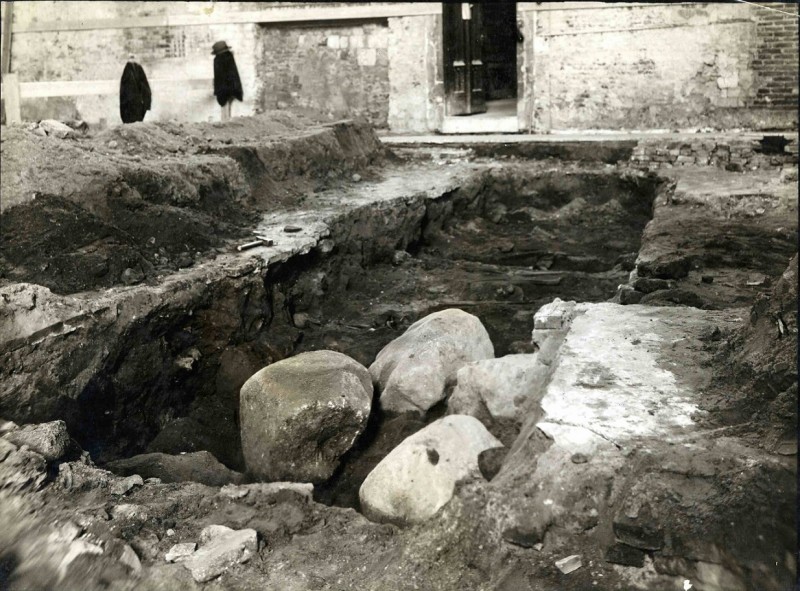 Markt Vondst van een groot aantal veldkeien en een begraafplaats bij de restauratie van de N.H. Grote Kerk op de Oude Markt 23-12-1928 (4).jpg