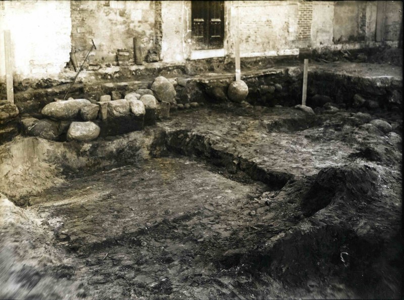 Markt Vondst van een groot aantal veldkeien en een begraafplaats bij de restauratie van de N.H. Grote Kerk op de Oude Markt 23-12-1928 (3).jpg