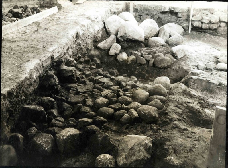 Markt Vondst van een groot aantal veldkeien en een begraafplaats bij de restauratie van de N.H. Grote Kerk op de Oude Markt 23-12-1928 (2).jpg