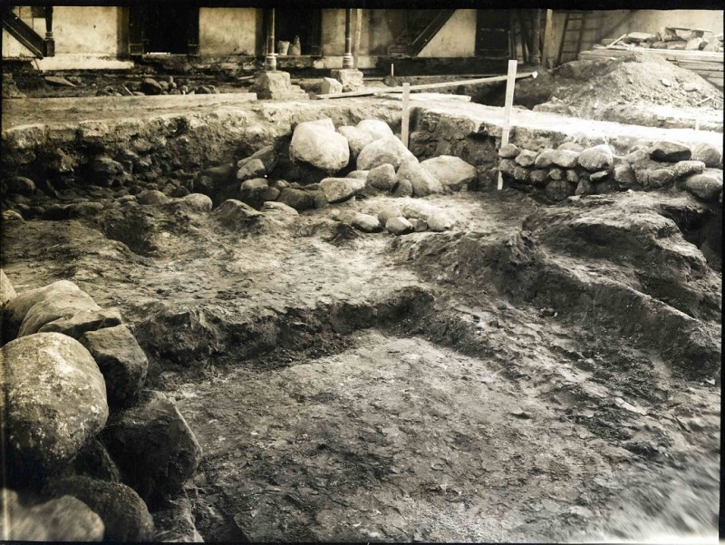 Markt Vondst van een groot aantal veldkeien en een begraafplaats bij de restauratie van de N.H. Grote Kerk op de Oude Markt 23-12-1928.jpg