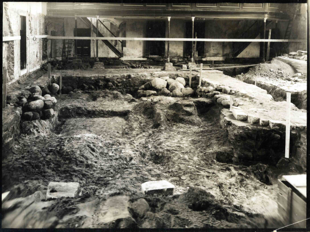 Markt Vondst van een groot aantal veldkeien en een begraafplaats bij de restauratie van de N.H. Grote Kerk op de Oude Markt 23-12-1928.jpeg