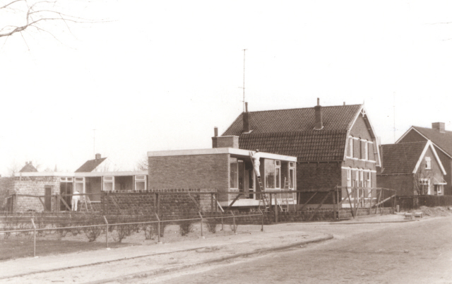 Schipholtstraat 46 woningen, gedeelte noordelijke straatwand, tussen Tolstraat en Schoolstraat 1967.jpeg