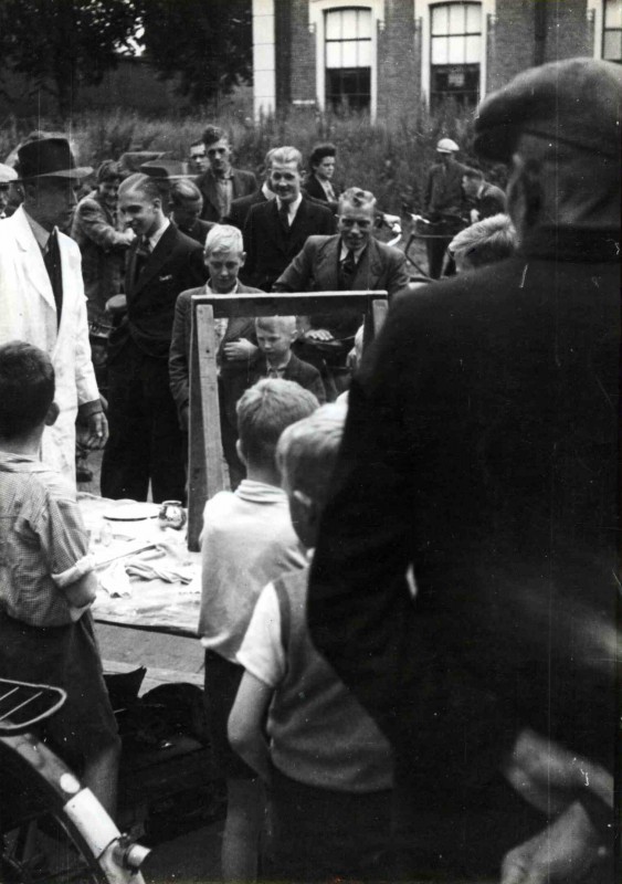 H.J. van Heekplein, thans Van Loenshof. Op de achtergrond begroeiing van  de schuilkelder en gebouw vm Bloemendaalschool. Het plein is in 1956 ivm de aanleg van de Boulevard 1945 vervallen. 1943.jpg