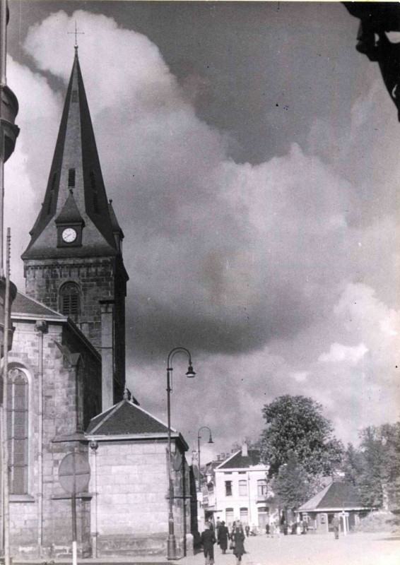 Markt 32 Deel van de N.H. Grote Kerk, kiosk en heuvel waaronder een schuilkelder zit. mei 1943.jpg