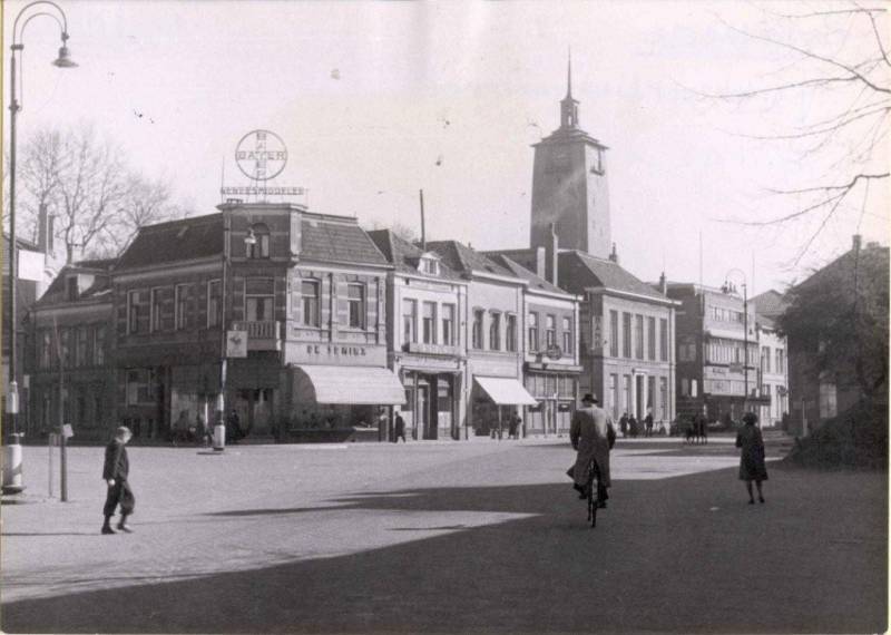 Markt 31 Rechts is nog net een stukje van een schuilkelder te zien. De schuilkelder had 4 ingangen met plaats voor 50 personen, waarvan 36 zitplaatsen. Er waren er 13 in de binnenstad..jpg