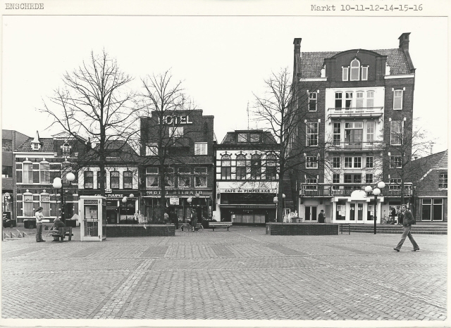 Markt 10-15 hotel Atlanta, café De Pimpelaar en Concordia. Achter de muurtjes op de voorgrond en de telefooncel zit het Gat in de Markt, destijds een openbaar toilet, later een studentenclublokaal 24-4-1980.jpeg