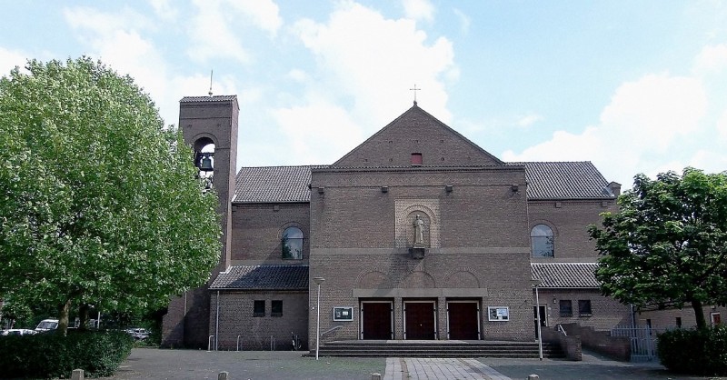 Hogelandsingel 39 Ariensgedachteniskerk met Ariensbeeld.jpg