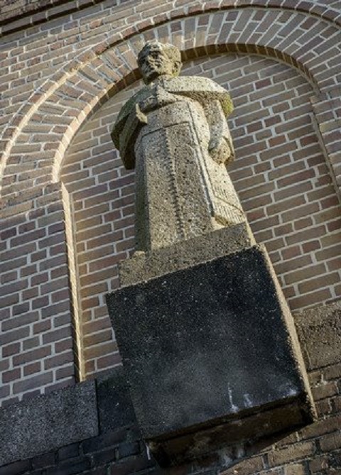 Hogelandsingel 39 Ariensgedachteniskerk Ariensbeeld.jpg