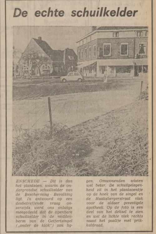 Haaksbergerstraat 229 hoek Getfertsingel schuilkelder in plantsoentje voor de apotheek krantenfoto Tubantia 13-1-1975.jpg