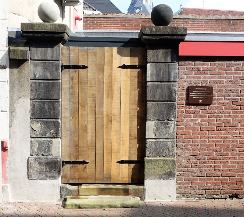 Walstraat 48 middeleeuwse stadspoort achter ijssalon Talamini met monumentenbord.JPG