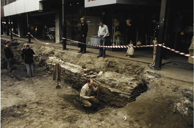 Marktstraat 12 Opgraving Veldpoort. 9-6-1981.jpg