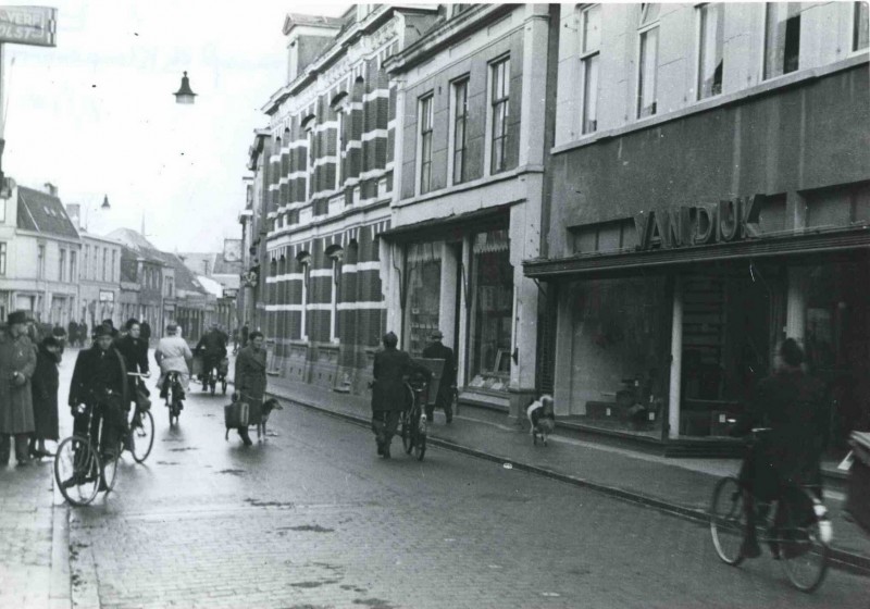 Oldenzaalsestraat 4b rechts meubelzaak Van Dijk, eigenaar Arie van Dijk. De Modezaak van Dijk bevond zich aan de overkant en was van zijn zus Jo van Dijk.. 1944.jpg