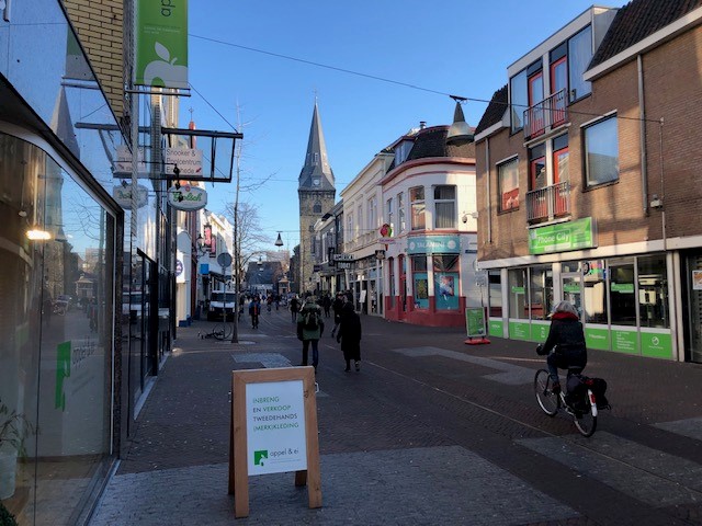 Marktstraat 11a met plaveisel in wegdek waaronder de fundering van de Veldpoort.jpg