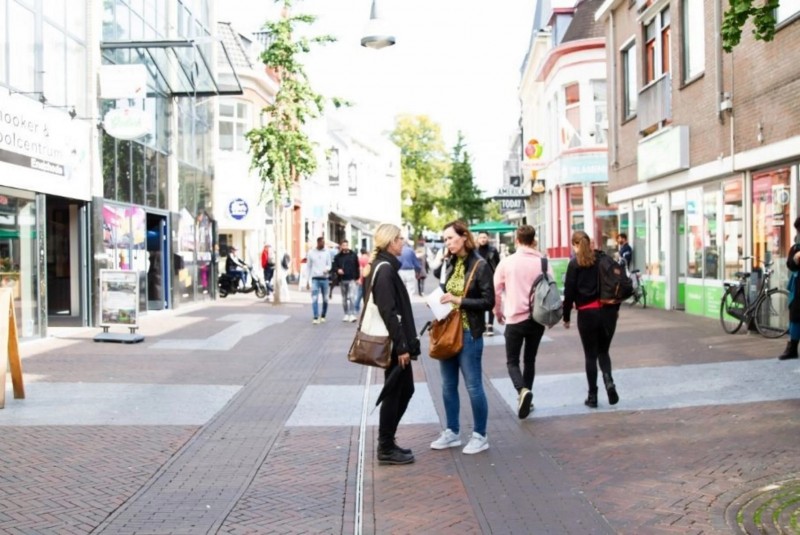 Marktstraat plaveisel in wegdek markeren de plek waar  de fundering van de Veldpoort is gevonden.jpg