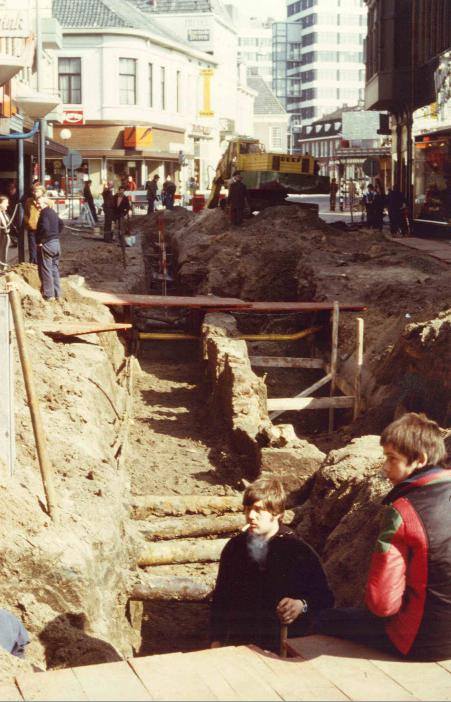 Langestraat 9 Fundamenten van de vroegere Espoort komen in beeld bij de herinrichting van het stadserf 1979..jpg