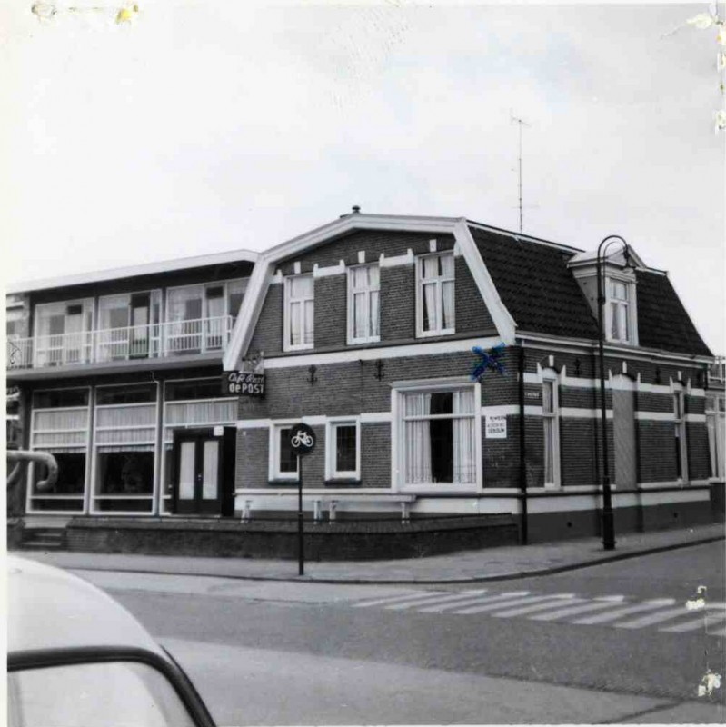 Gronausestraat 1210 hoek Dr. Stamstraat  Café-restaurant De Post vroeger Postkantoor 1982.jpg