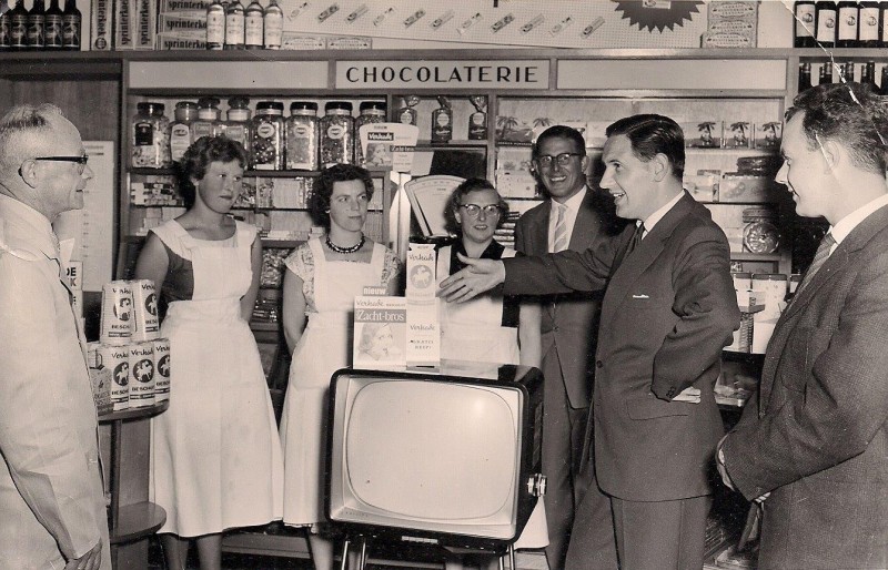 Dr. Stamstraat 28 interieur winkel Prins 1963.jpg