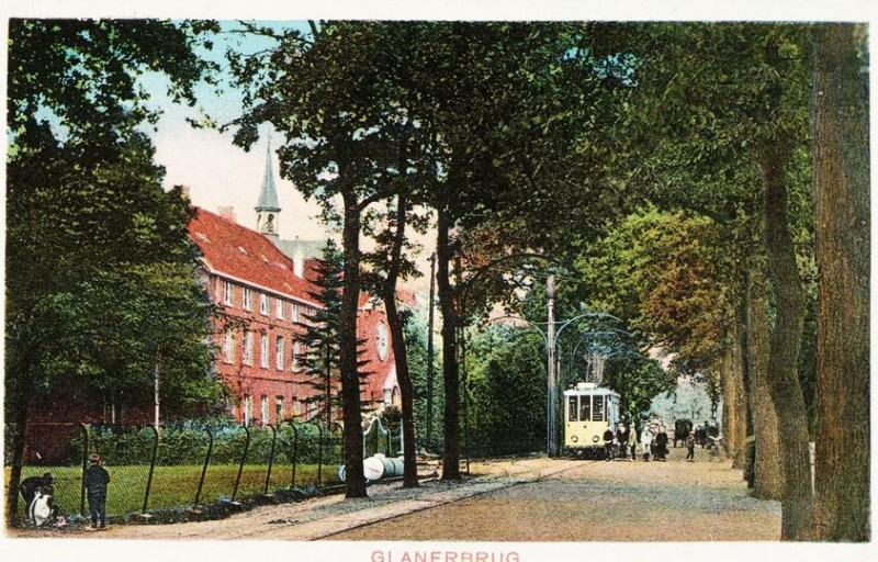 Rijksweg 2 Glanerbrug met tram en links het klooster 1922..jpg