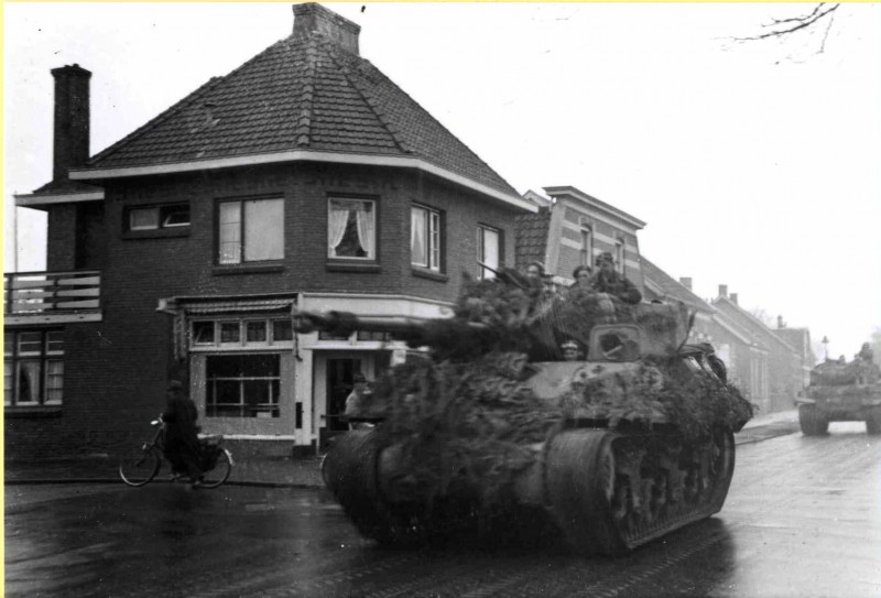 Parkweg 83 Shermantank ter hoogte van de Borstelweg 1-4-1945..jpg