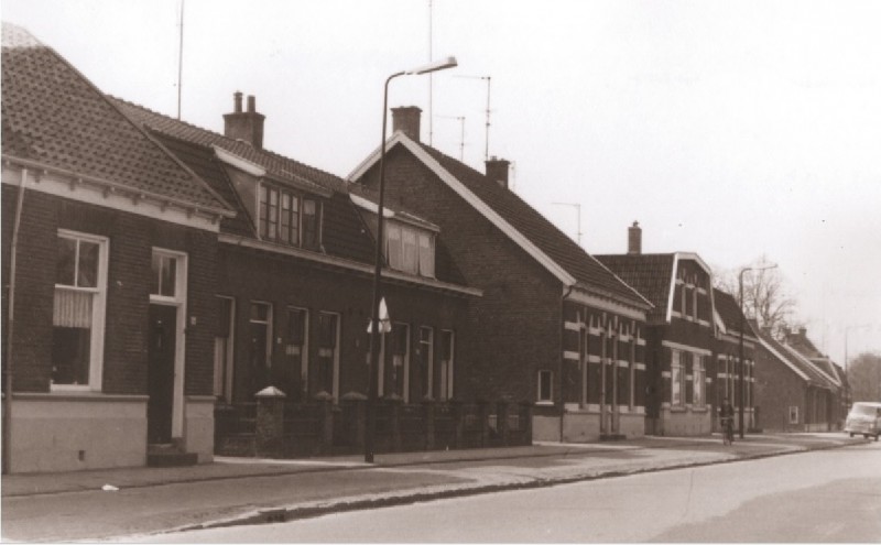 Parkweg 99-101 Voorzijde woningen. Gedeelte zuidelijke straatwand tussen Borstelweg en fabriek van de Gebr. Kooy. Met winkel Samson en brandstoffenhandel Esso 1967.jpg